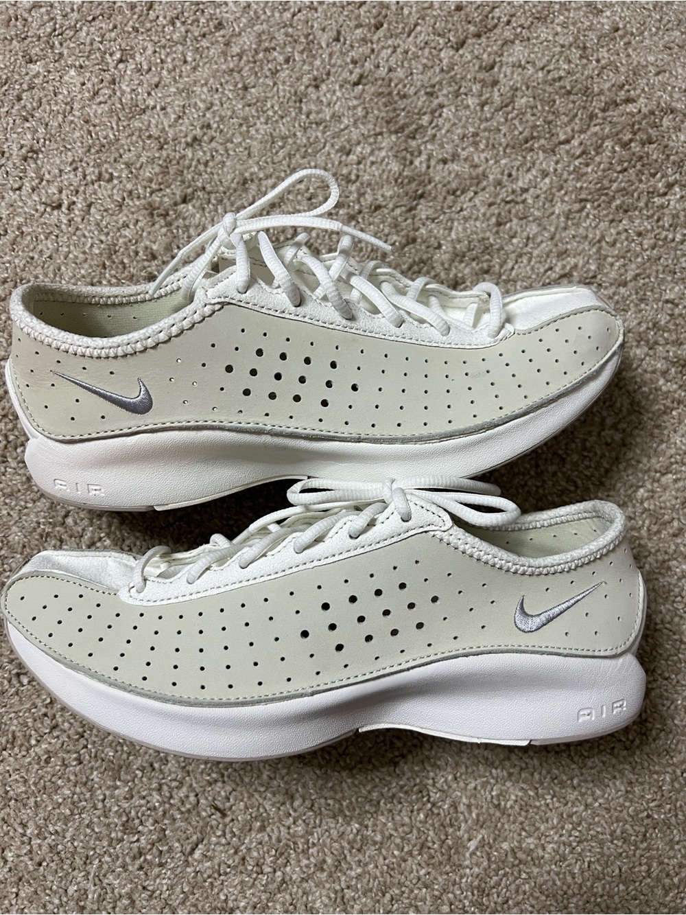 🌬️👟🚁Nike Women's Cream and White Perforated Low-Top Sneakers